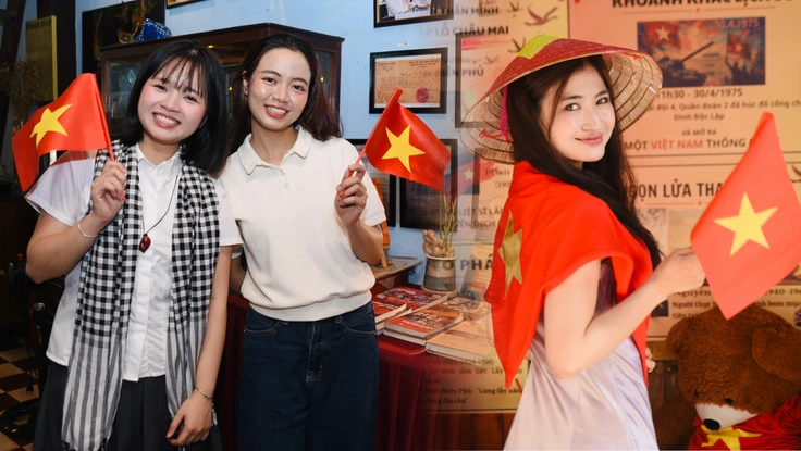 Rực rỡ cờ đỏ sao vàng, giới trẻ đổ xô đến quán cà phê check-in ngày 30-4