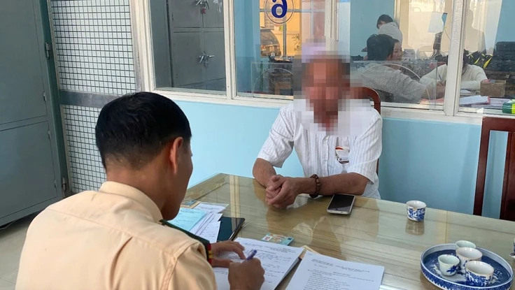 CSGT làm việc với tài xế xe khách rượt đuổi xe tải như phim hành động