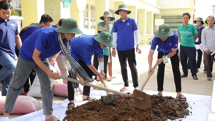 Sinh viên về làng chỉ nông dân làm phân hữu cơ từ những thứ bỏ đi