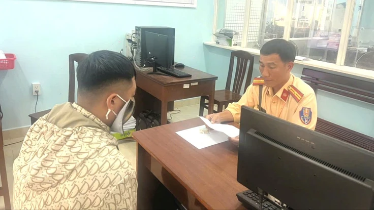 Tài xế xe khách buông tay lái gây va chạm bị phạt 5 triệu, trừ điểm bằng lái