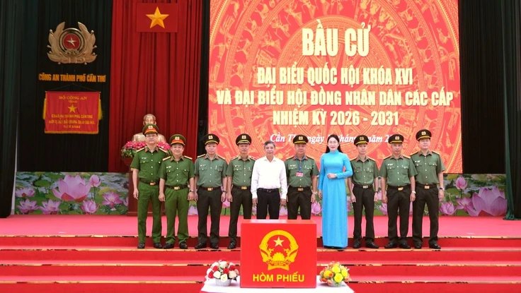 Video: Hàng ngàn công an TP Cần Thơ bầu cử sớm