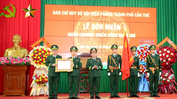 Bộ đội Biên phòng TP Cần Thơ đón Huân chương Chiến công hạng Nhì