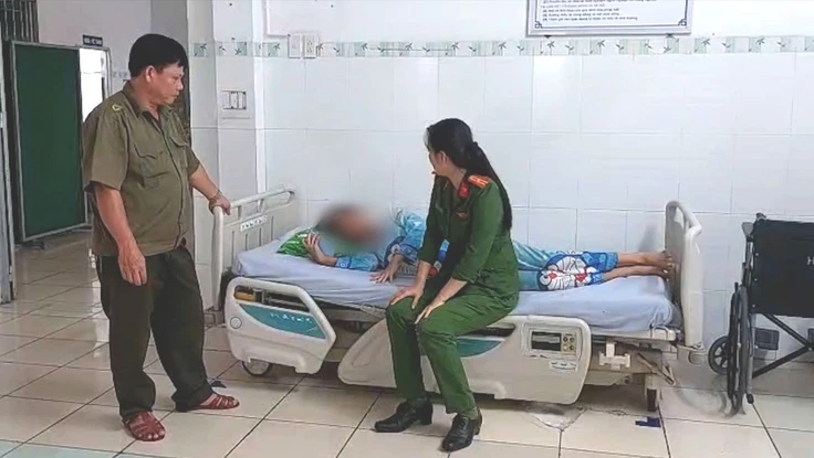 Bé gái nghi bị loạn thần vì nhiều ngày sử dụng điện thoại, không ngủ 