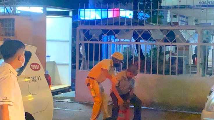  Cảnh sát hỗ trợ viện phí, taxi miễn cước để đưa người đàn ông đi cấp cứu