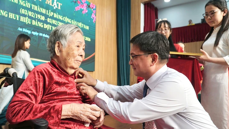 Phường An Đông, TP.HCM trao Huy hiệu Đảng, tri ân 30 đảng viên tiêu biểu