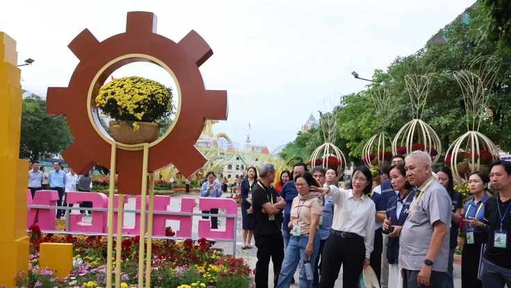 Lãnh đạo TP.HCM tổng kiểm tra đường hoa Nguyễn Huệ trước giờ khai mạc