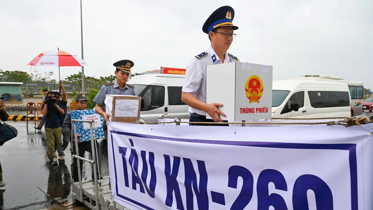 Đưa thùng phiếu ra nhà giàn, tàu trực chiến cho cử tri bỏ phiếu sớm