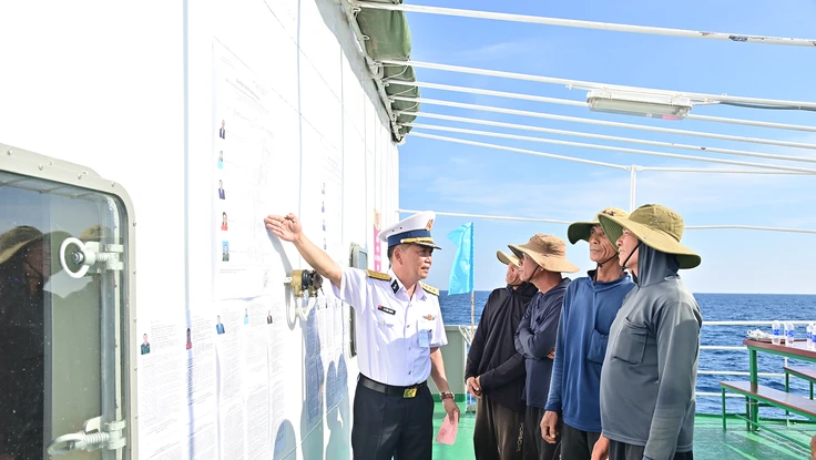 Vượt sóng hàng ngàn hải lý, hoàn thành bầu cử sớm trên biển