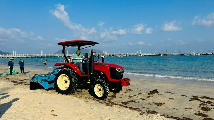 Côn Đảo lần đầu đưa máy sàng cát chuyên dụng vào vệ sinh bãi biển