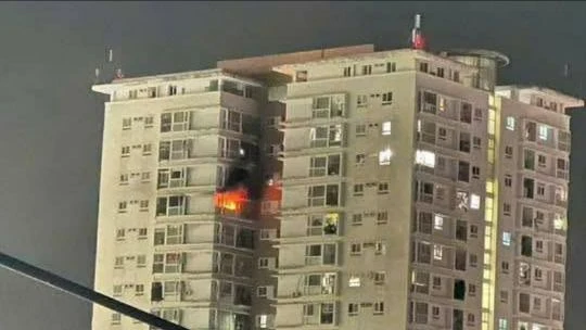 Kịp thời dập đám cháy chung cư ở phường Rạch Dừa