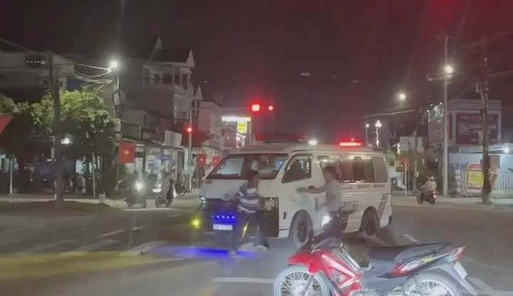 Điều tra vụ ẩu đả liên quan đến xe cứu thương và xe máy 