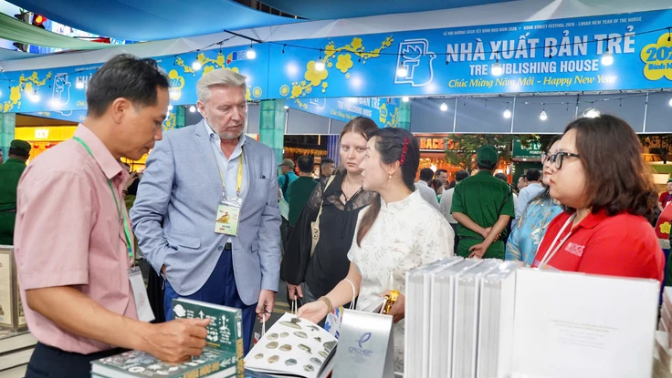 TP.HCM: Đường sách Tết Bính Ngọ đạt gần 5 tỉ đồng sau 5 ngày hoạt động