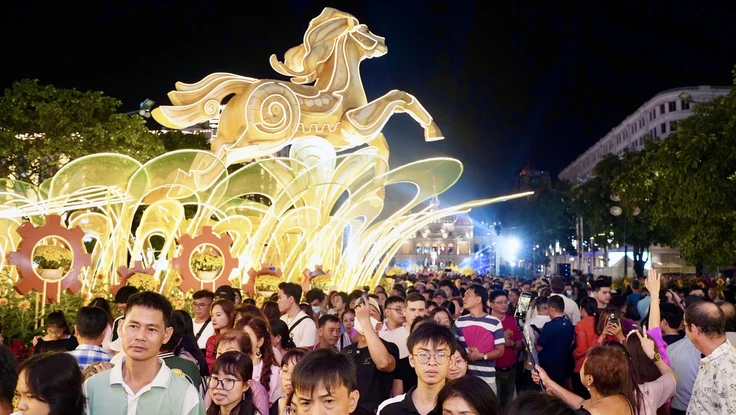 Hàng nghìn người đổ về đường hoa Nguyễn Huệ trong đêm khai mạc 