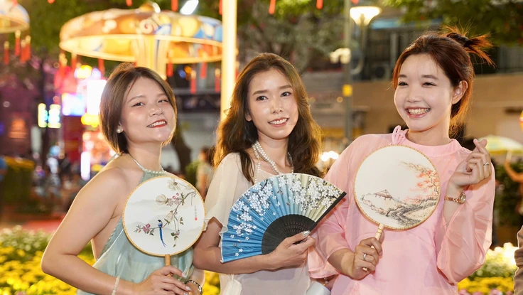 Người dân đổ về trung tâm TP.HCM chờ khoảnh khắc giao thừa