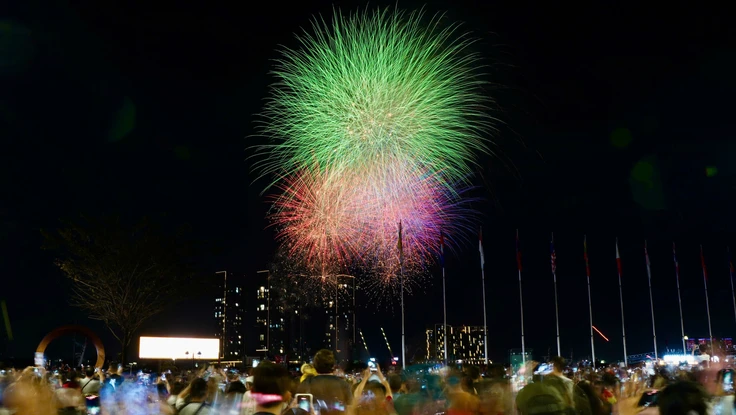 Pháo hoa thắp sáng đêm giao thừa, TP.HCM hân hoan chào năm mới Bính Ngọ