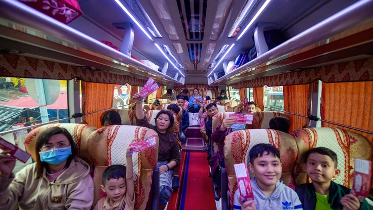 Ấm áp chuyến xe nghĩa tình đưa người lao động về quê đón Tết