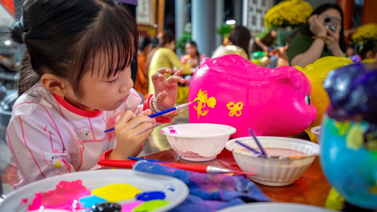 Sắc màu tuổi thơ trong ngày hội vẽ heo đất đầu xuân