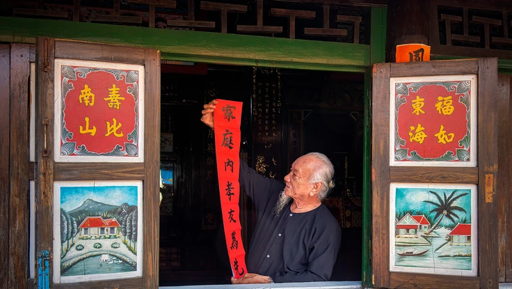 Viết liễn tại Nhà Lớn Long Sơn, gìn giữ nét đẹp văn hóa hơn trăm năm