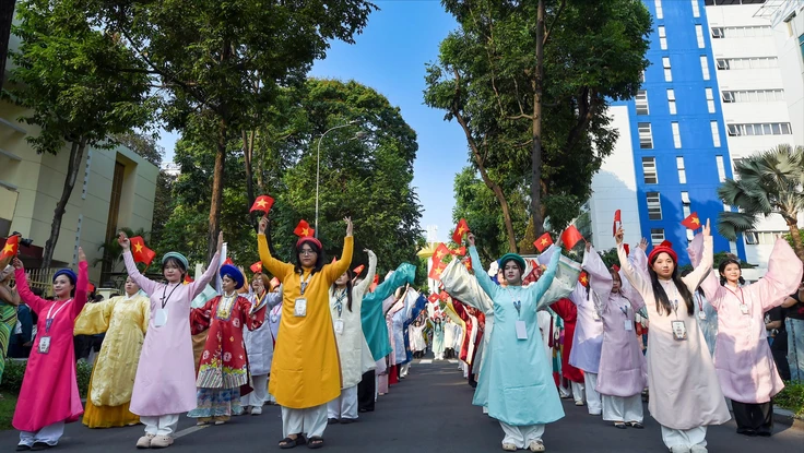 'TP.HCM - Sắc màu mới': Hơn 1.000 bạn trẻ diện Việt phục nhuộm rực phố phường TP.HCM