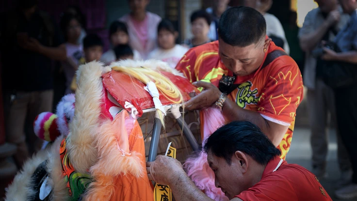 Ảnh dự thi 'TP.HCM - Sắc màu mới': Đặc sắc nghi thức ‘Khai quang điểm nhãn’ lân - rồng dịp đầu năm 