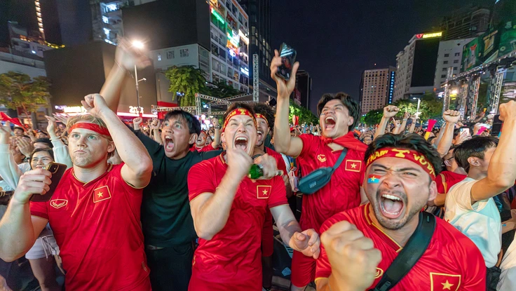 Sắc màu mới ở phố đi bộ Nguyễn Huệ: ‘Biển người’ vỡ òa cùng U-23 Việt Nam