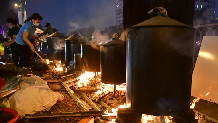 Nồi bánh Tết nghĩa tình đỏ lửa suốt đêm bên dòng kênh Nhiêu Lộc 