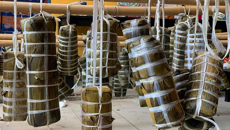 Người dân Vĩnh Long gói bánh tét gửi tặng người Sài Gòn ấm lòng mùa dịch