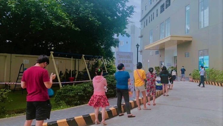 Vợ chồng cùng mở cửa hàng rau 0 đồng cho bà con trong chung cư