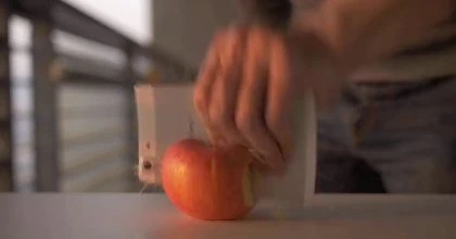 OPPO tung video tra tấn smartphone siêu mỏng R5