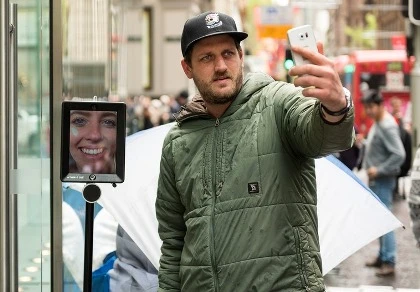 Clip: Đem robot đi xếp hàng chờ mua iPhone 6s tại Úc