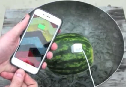 Clip: Sạc pin cho iPhone bằng... dưa hấu 