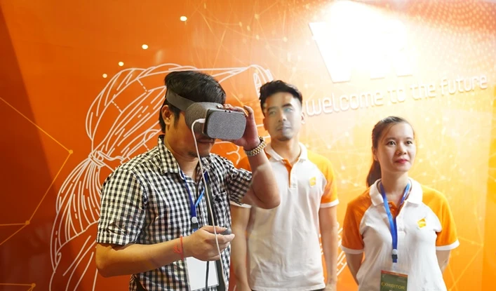 Cận cảnh 'đồ chơi' công nghệ tại triển lãm ICT Summit