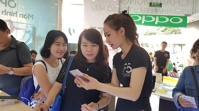 OPPO F5 cháy hàng tại nhiều nơi