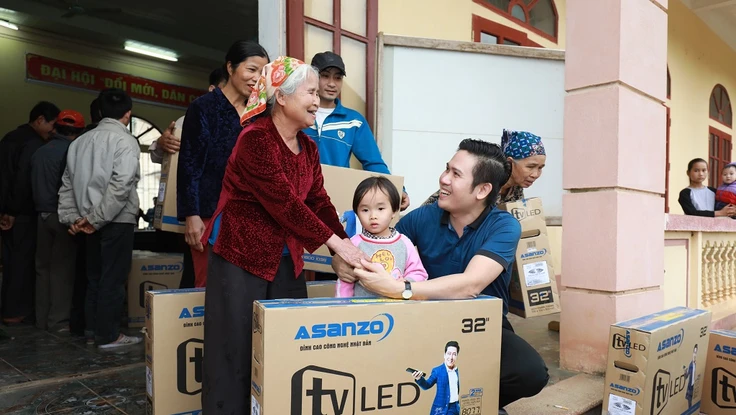 Asanzo tặng tivi cho gia đình thủ thành Bùi Tiến Dũng