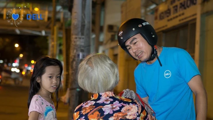 Dell tổ chức tặng quà cho người nghèo mùa cuối năm