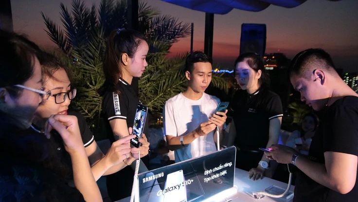 Số lượng 'đặt gạch' Galaxy S10/S10 Plus liên tục tăng