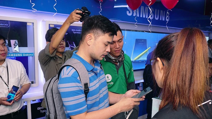 Toàn cảnh mở bán Galaxy S10/S10 Plus lúc 0h ngày 8-3