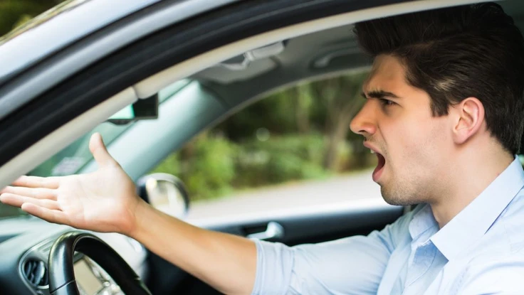 Hướng dẫn xử lý khi bị xe tạt đầu, giúp bạn lái xe an toàn hơn