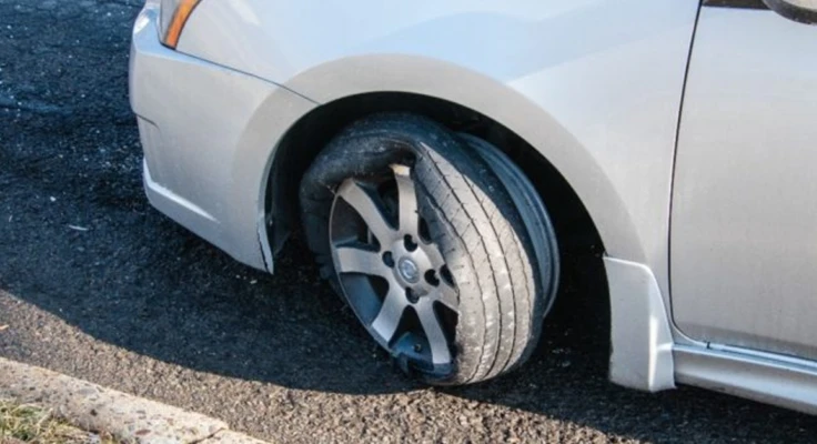 Kỹ năng sống còn khi ô tô nổ lốp giữa cao tốc