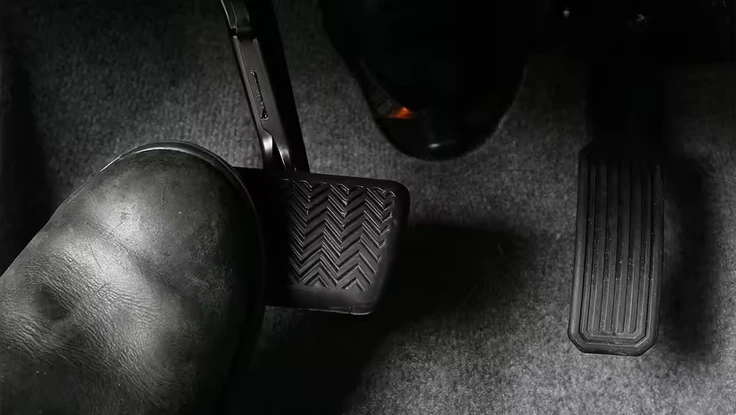 Nhiều người nghĩ phanh nhiều là lái chắc tay, nhưng sự thật hoàn toàn khác