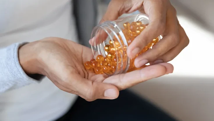 Nên uống vitamin D cùng với thức ăn hay khi bụng đói thì tốt hơn? 