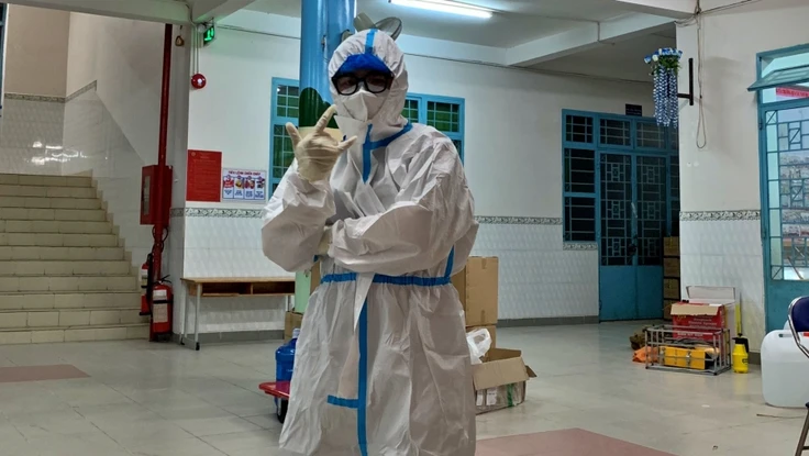 Kỷ niệm đặc biệt của tình nguyện viên bị nhồi máu cơ tim ở khu cách ly