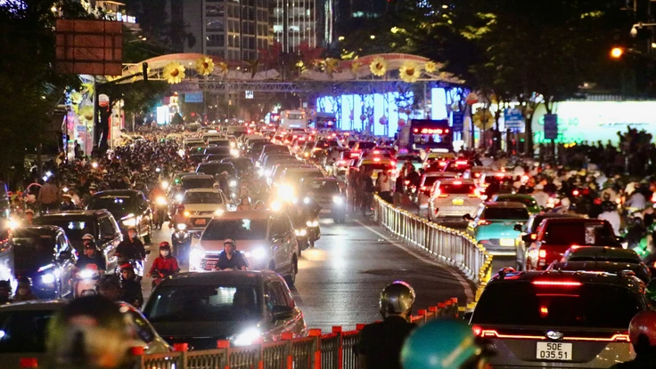 Biển người đổ về trung tâm TP.HCM, giao thông ùn ứ trước giờ bắn pháo hoa đón năm mới