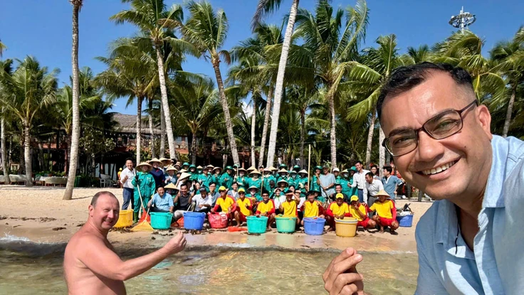 Hàng trăm người dân và du khách cùng làm sạch bãi biển Phú Quốc mùa gió chướng