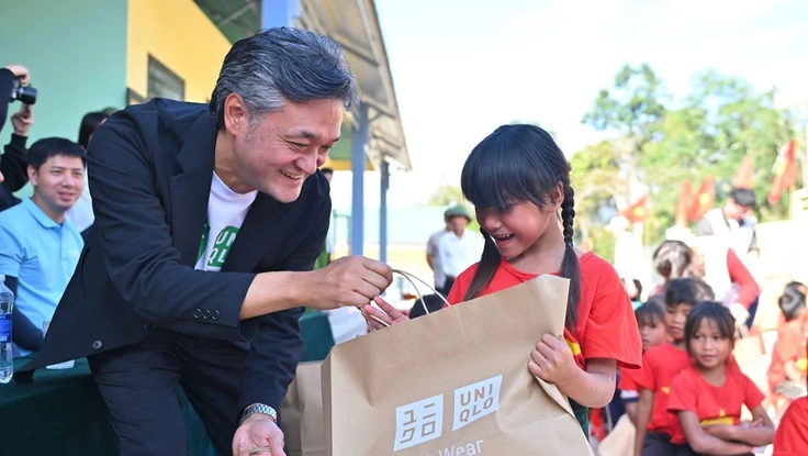 Mang áo ấm trao tặng người dân tại Quảng Trị