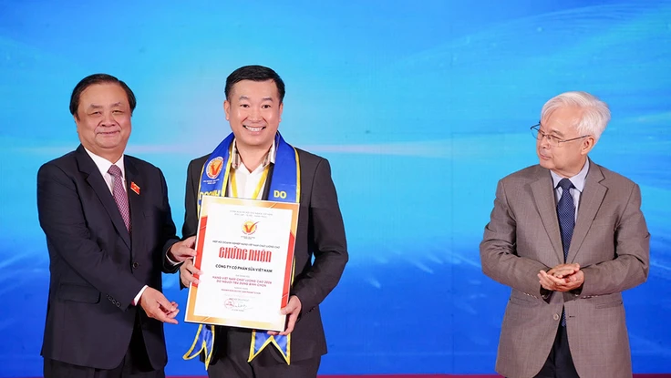 Vinamilk 30 năm liên tiếp được vinh danh Hàng Việt Nam chất lượng cao