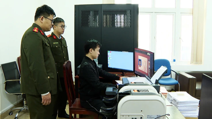 Từ tin nhắn rác, công an lần ra 'xưởng' làm giấy tờ giả của thanh niên am hiểu công nghệ