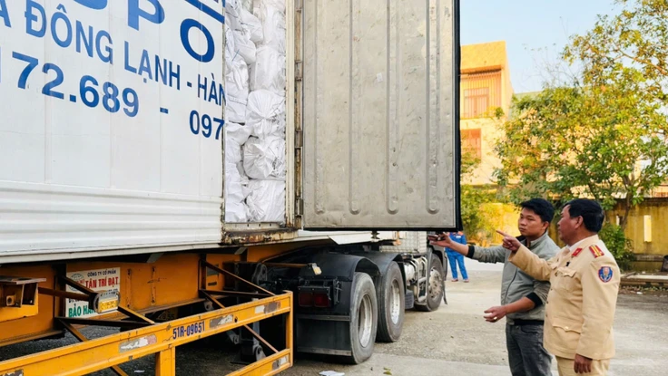 Phát hiện 500 bao đường không có hóa đơn trên xe đầu kéo 