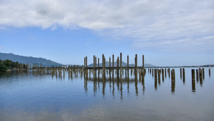 'Tuyệt tình cốc' xứ Huế bị những hàng cọc bê tông đâm nát