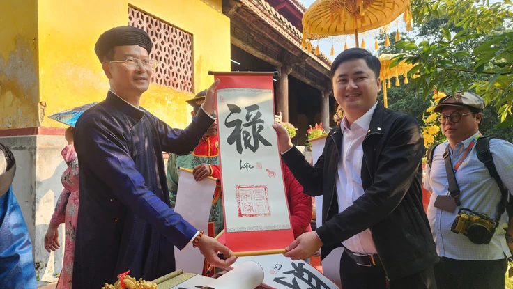 Du khách nhận chữ đóng ấn 'Phú, Thọ, Khang, Ninh' Hoàng cung Huế